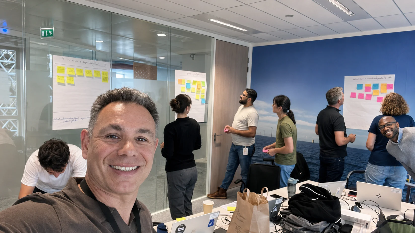 Cédrick Benittah avec une équipe lors d’un atelier de travail
